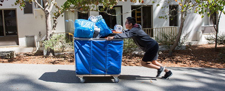 student pushing cart for move-in